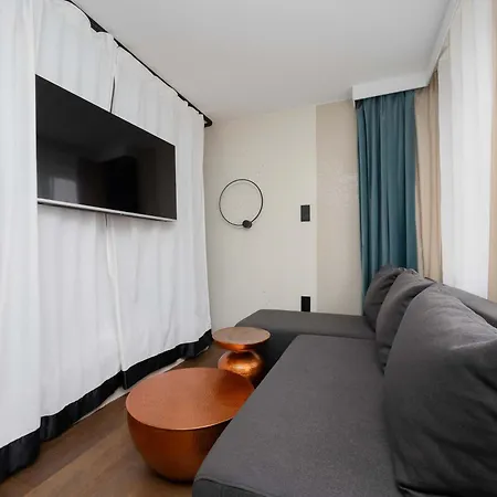 Modern With Ac And Next To The Metro By Renters דירה